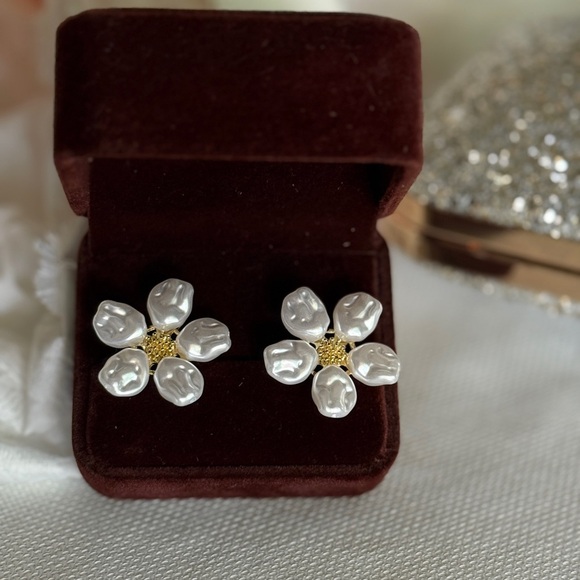 Chic Floral Pearl Earrings | NEW ✨ - Picture 3 of 6